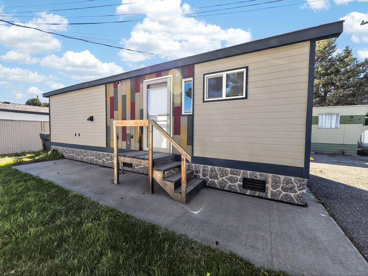 Property Photo: 8 Royalty Lane WA 99353