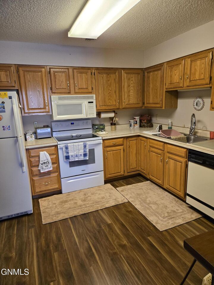 Property Photo:  2635 Gateway Avenue 5  ND 58503 