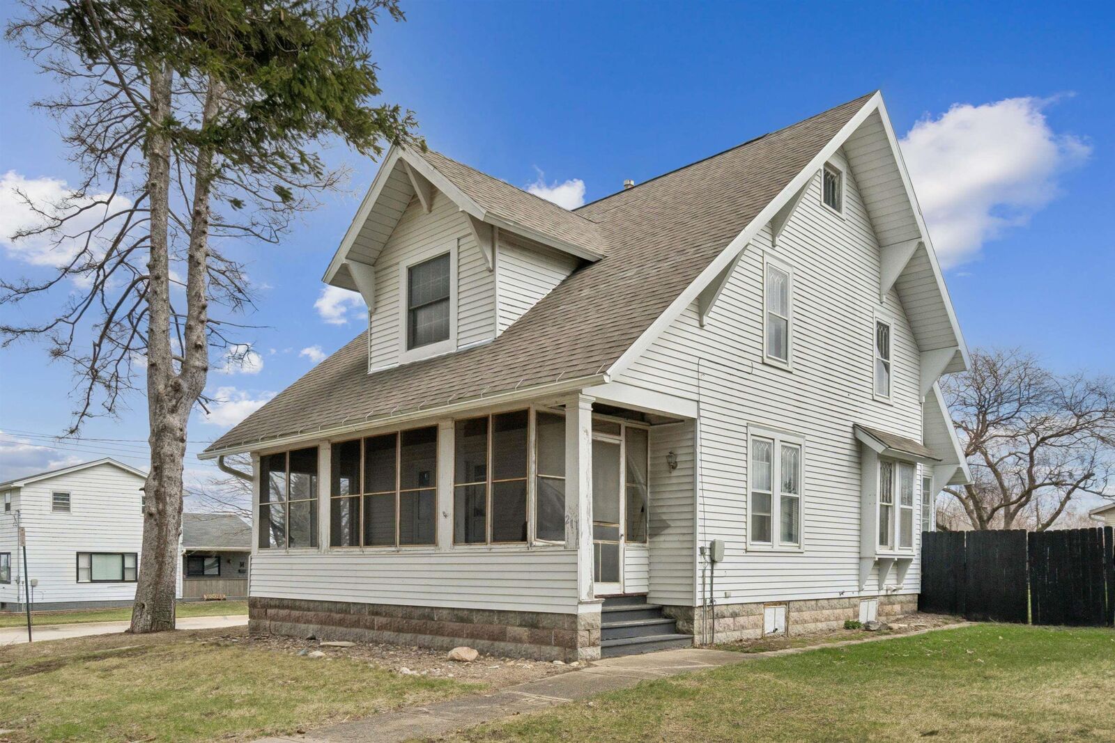 Property Photo:  211 N 1st Street  IA 52147 