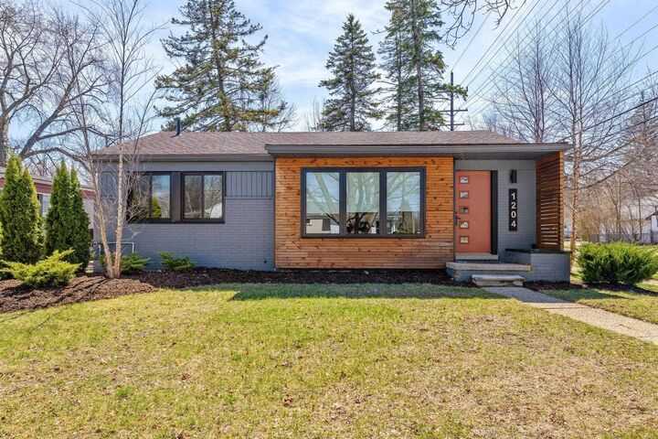 Property Photo:  1204 Woodlawn Avenue  MI 48073 