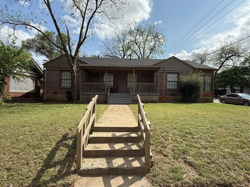 Property Photo:  2133 Edwin Street  TX 76110 
