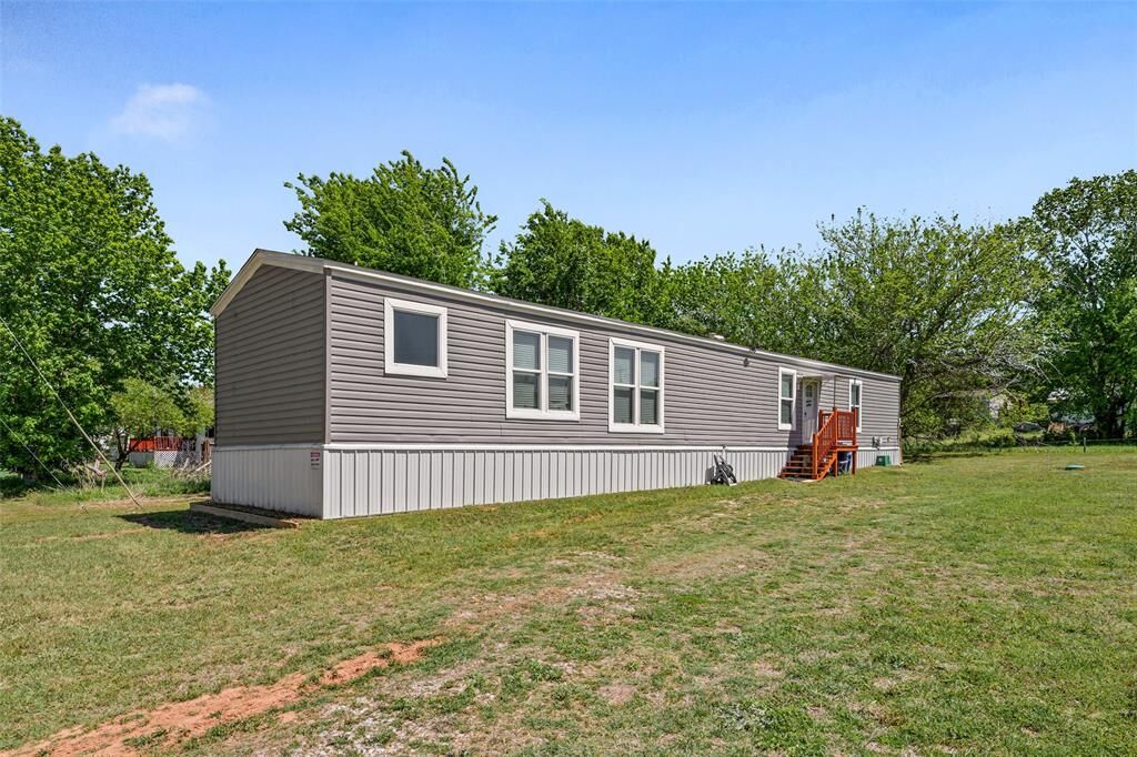 Property Photo:  707 Sun Court  TX 76049 