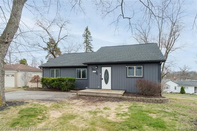 Property Photo: 4015 Green Lake Road MI 48324