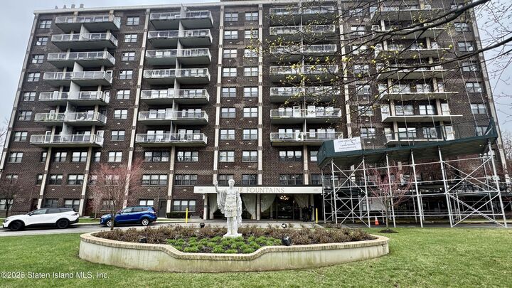 Property Photo:  1100 Clove Road 2B  NY 10301 