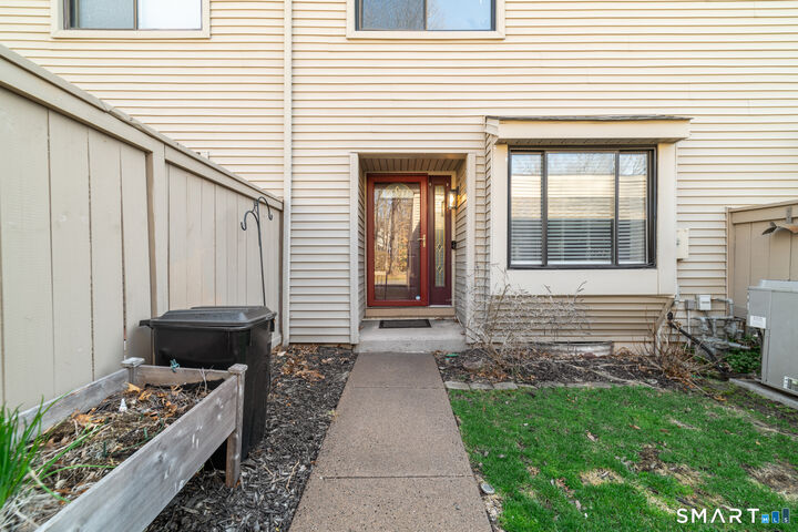 Property Photo:  132 Farmington Chase Crescent 132  CT 06032 