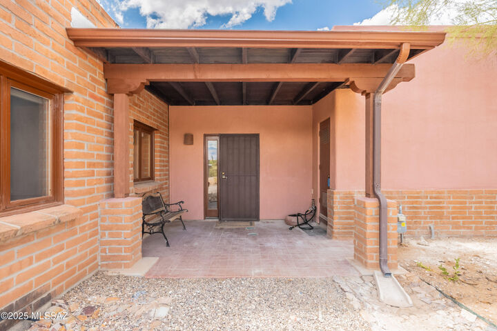 Property Photo:  10301 N Camino De Oeste  AZ 85742 