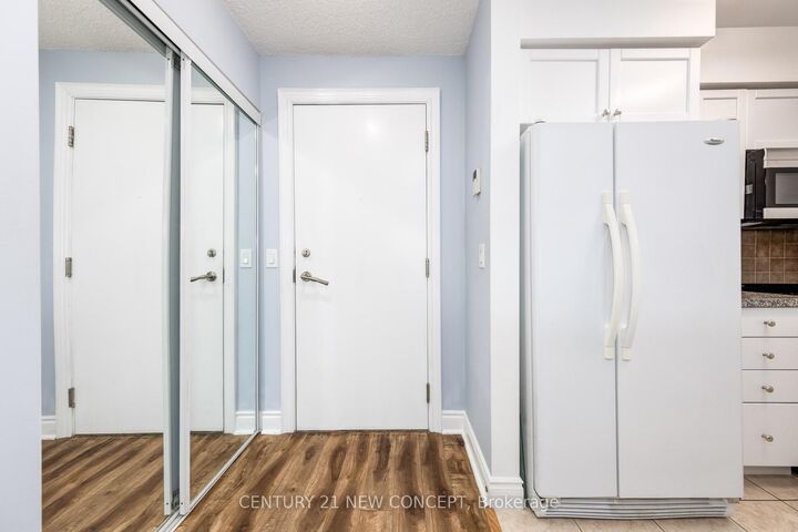 Property Photo: 15 Greenview Avenue 1907 ON M2M 4M7
