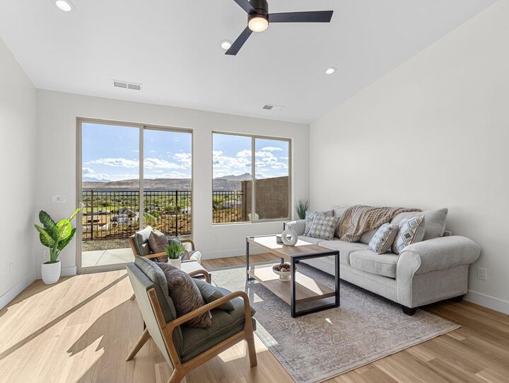 Property Photo:  2040 W 320 S  UT 84737 