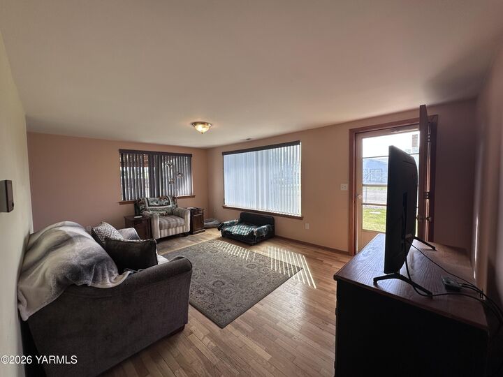 Property Photo:  723 E 14th Ave  WA 99337 