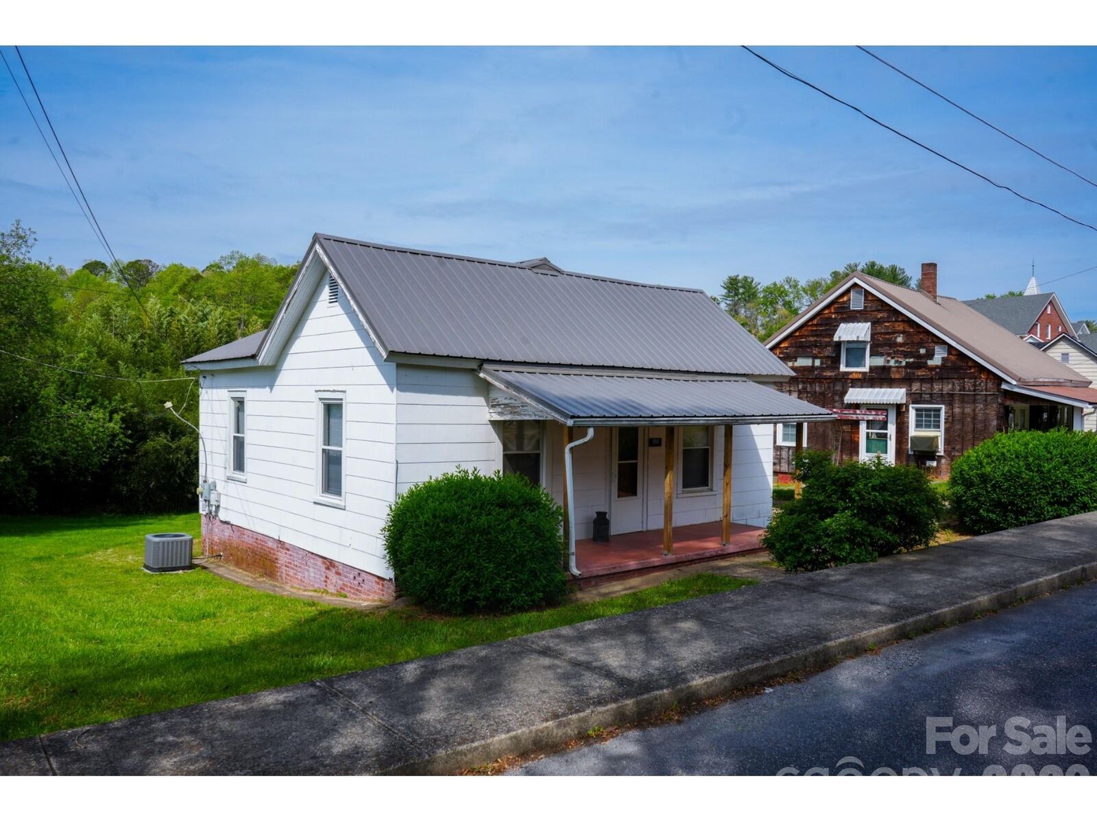 Property Photo: 102 6th Em Street NC 28752