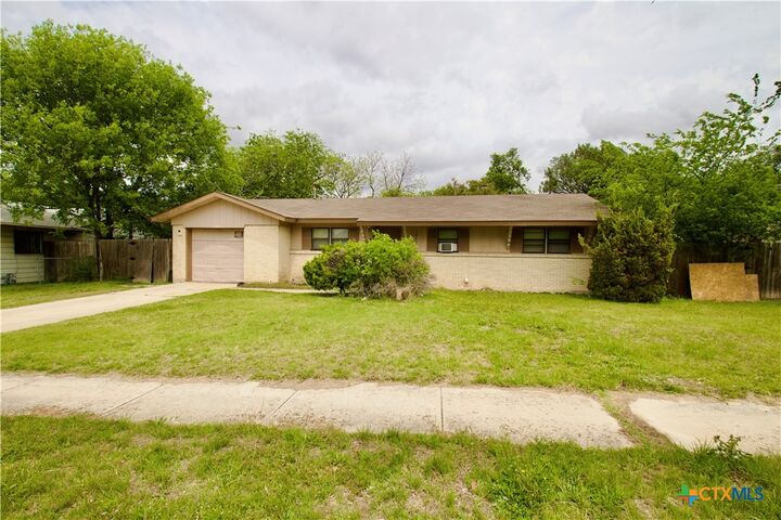 Property Photo: 1411 West Lane TX 76549