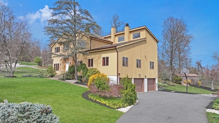 Property Photo: 17 Sherbrooke Dr NJ 07035