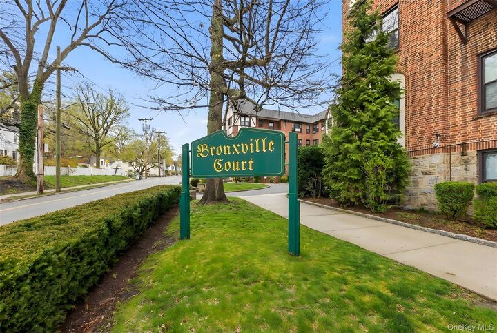Property Photo:  242 Bronxville Road E2  NY 10708 