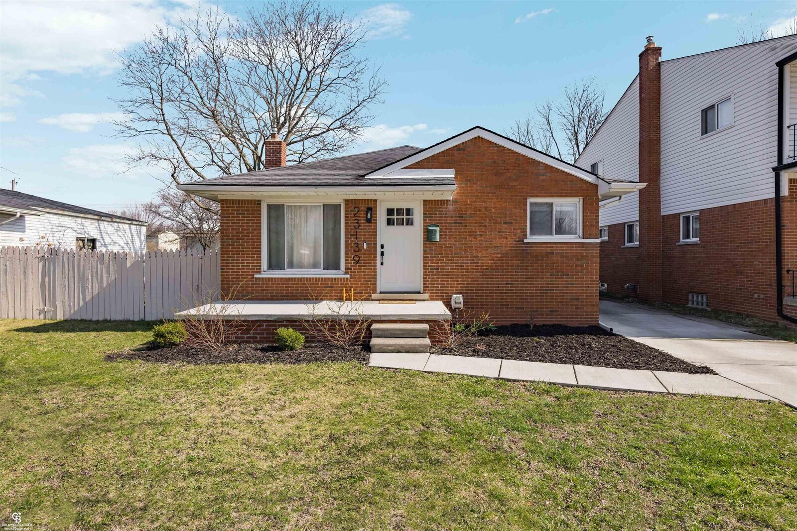 Property Photo:  23139 Deziel Drive  MI 48082-2165 