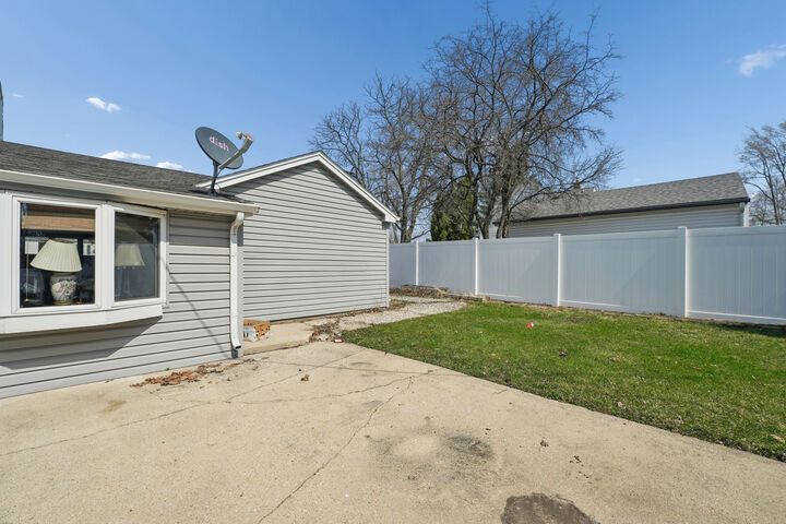 Property Photo:  901 E Sunrise Road  IL 60101 