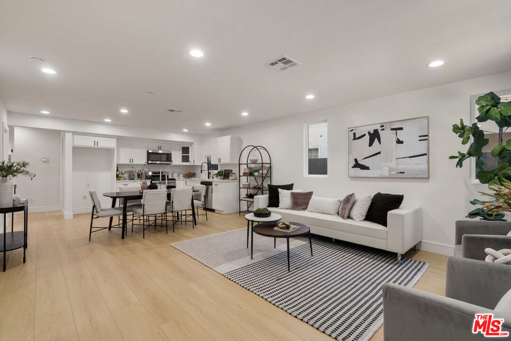 Property Photo:  2706 S Cochran Avenue  CA 90016 