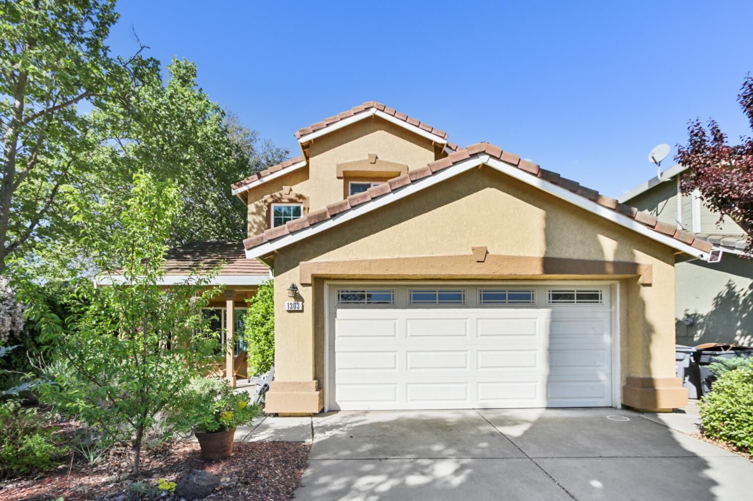 Property Photo: 1303 Caceres Court CA 95618