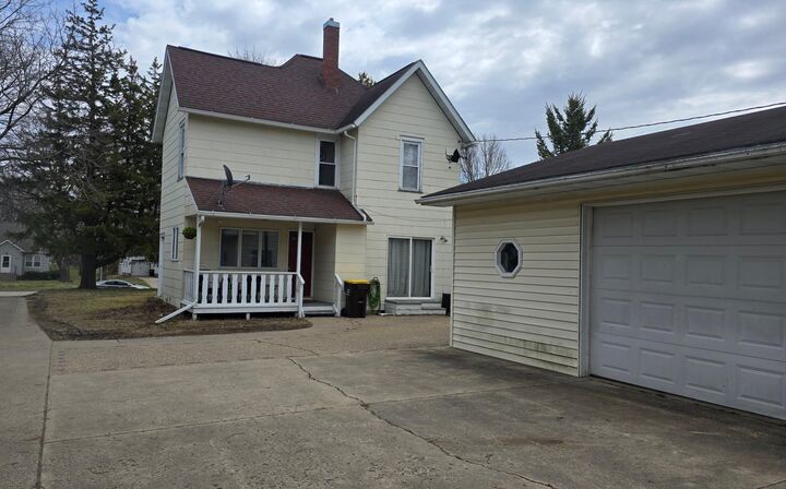 Property Photo:  842 S Prairie Avenue  MN 56031 