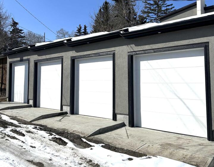 Property Photo:  129 32 Avenue NE  AB T2E 2G6 