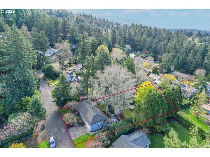 Property Photo:  2400 SW Richardson St  OR 97239 