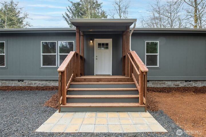 Property Photo:  799  Edgewood Avenue NE  WA 98569 