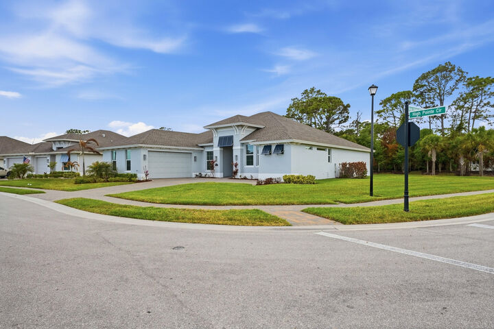 Property Photo: 6391 High Pointe Circle FL 32967