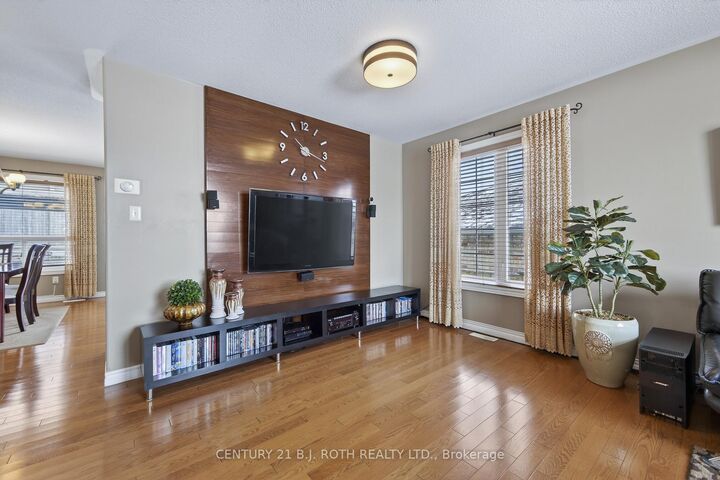 Property Photo:  115 Lion'S Gate Boulevard  ON L4M 7E5 