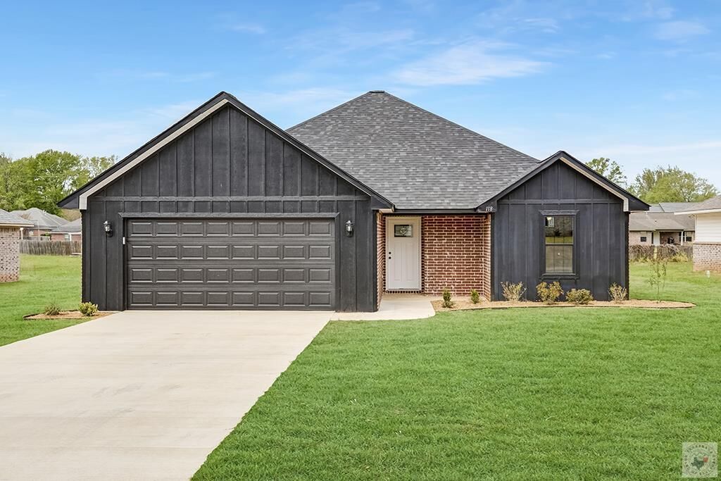 Property Photo:  118 Village Place  TX 75501 