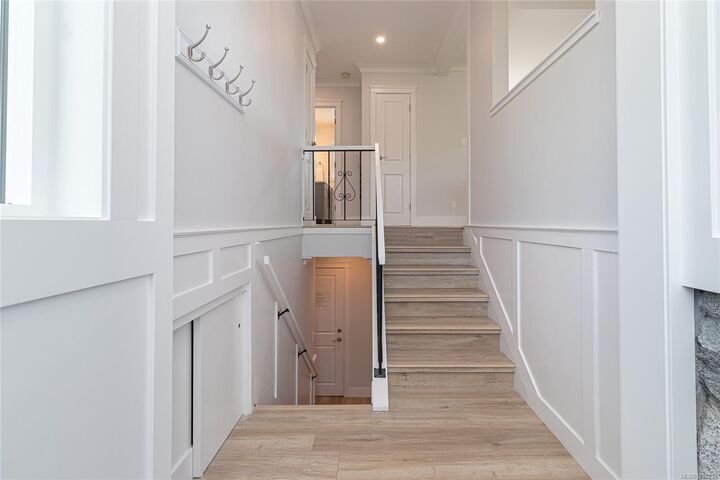 Photo de la propriété:  3960 Cherrilee Cres  BC V8N 1R9 