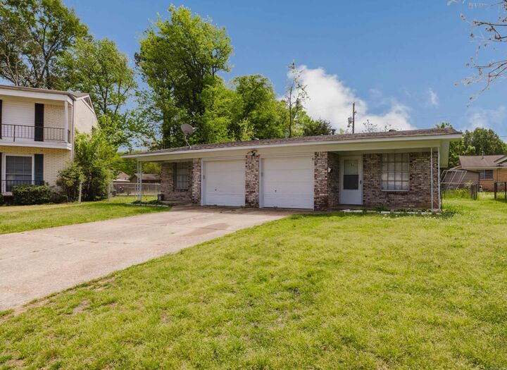 Property Photo:  5 A/B Clint Court  AR 72205 