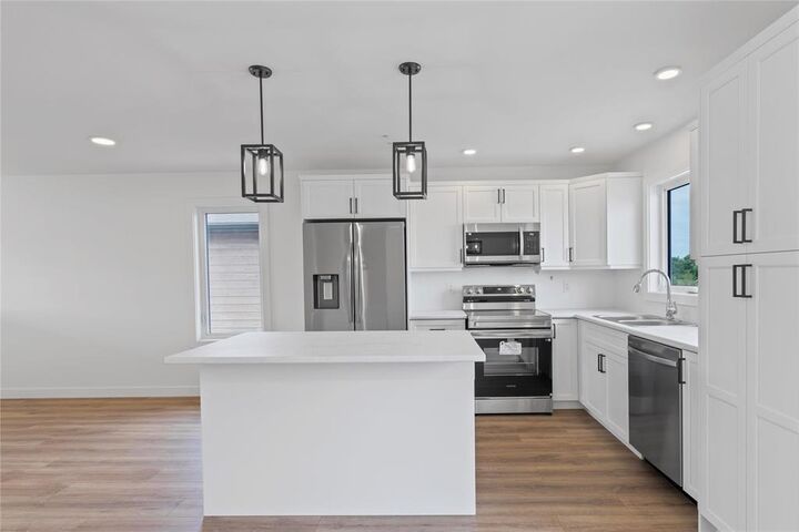 Property Photo:  11 Conifer Cove  MB R5L 0L5 