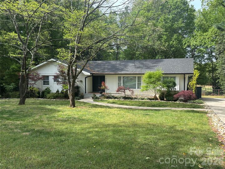 Property Photo:  4640 Town And Country Drive  NC 28226 