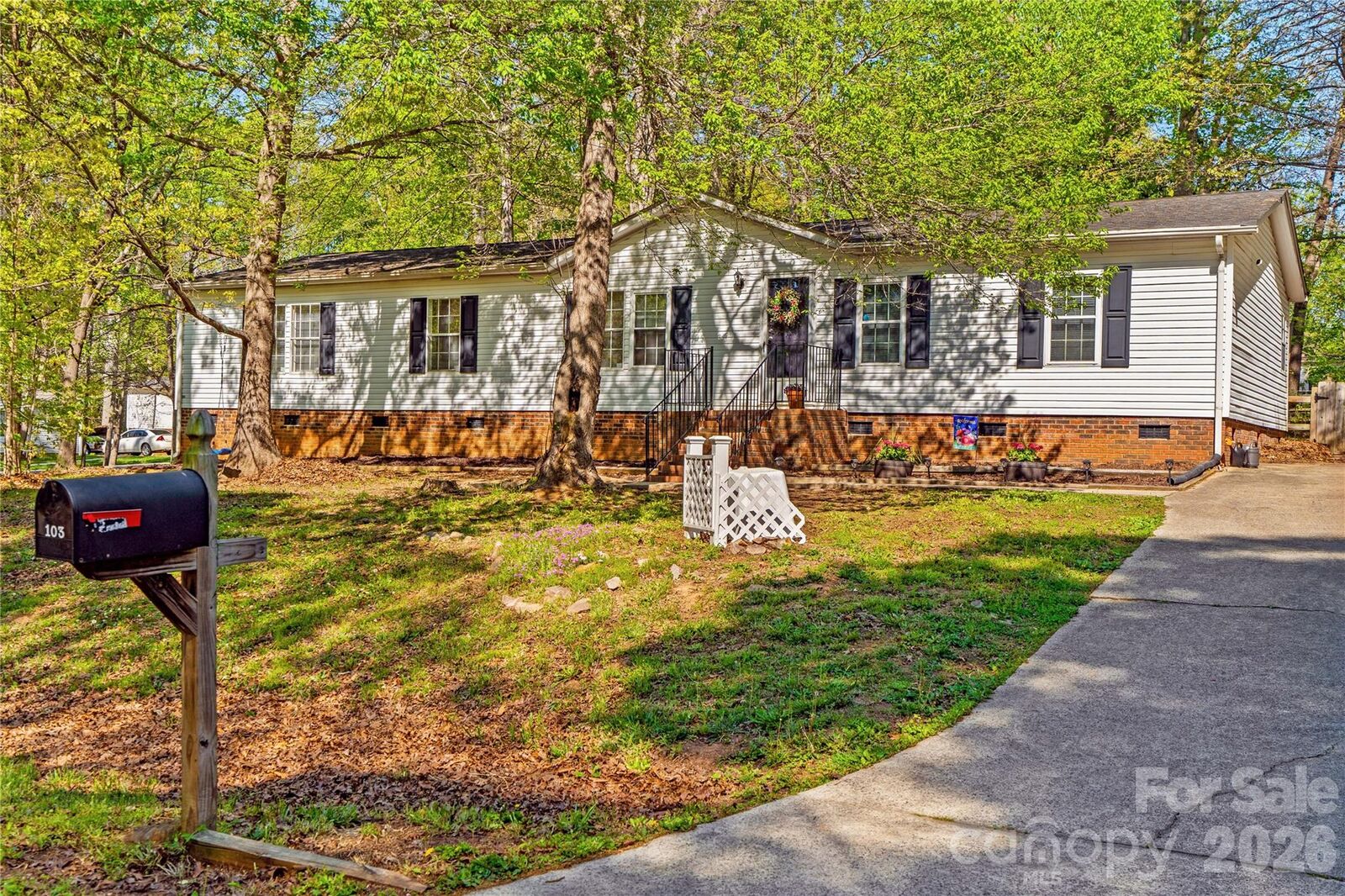 Property Photo:  103 Keyside Lane  NC 28115 