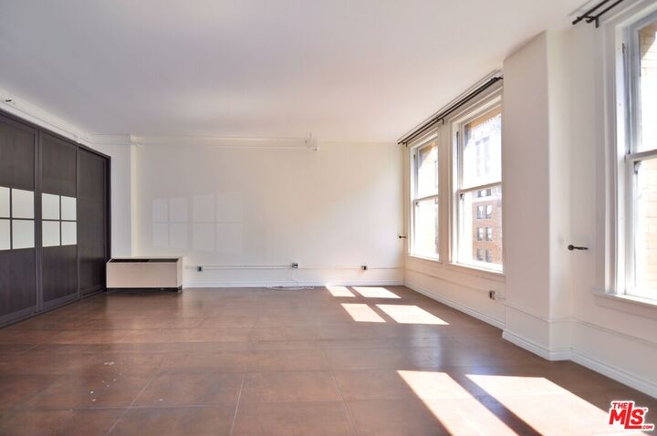 Property Photo:  215 W 7th St  CA 90014 