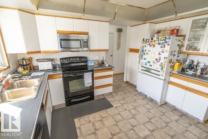 Property Photo: 5013 45 St AB T0A 3A1