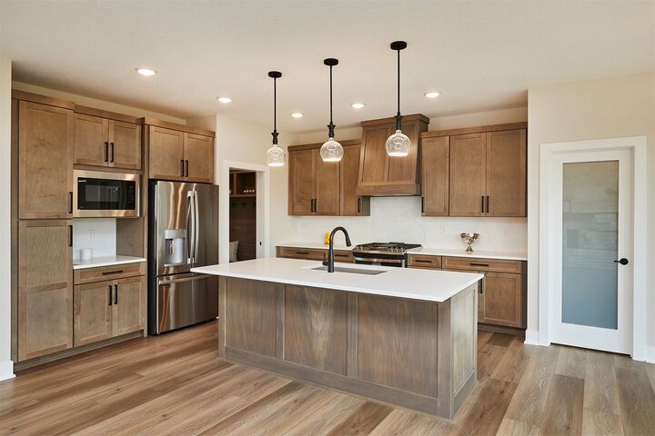 Property Photo:  1344 S Lotus Place  IA 50266 