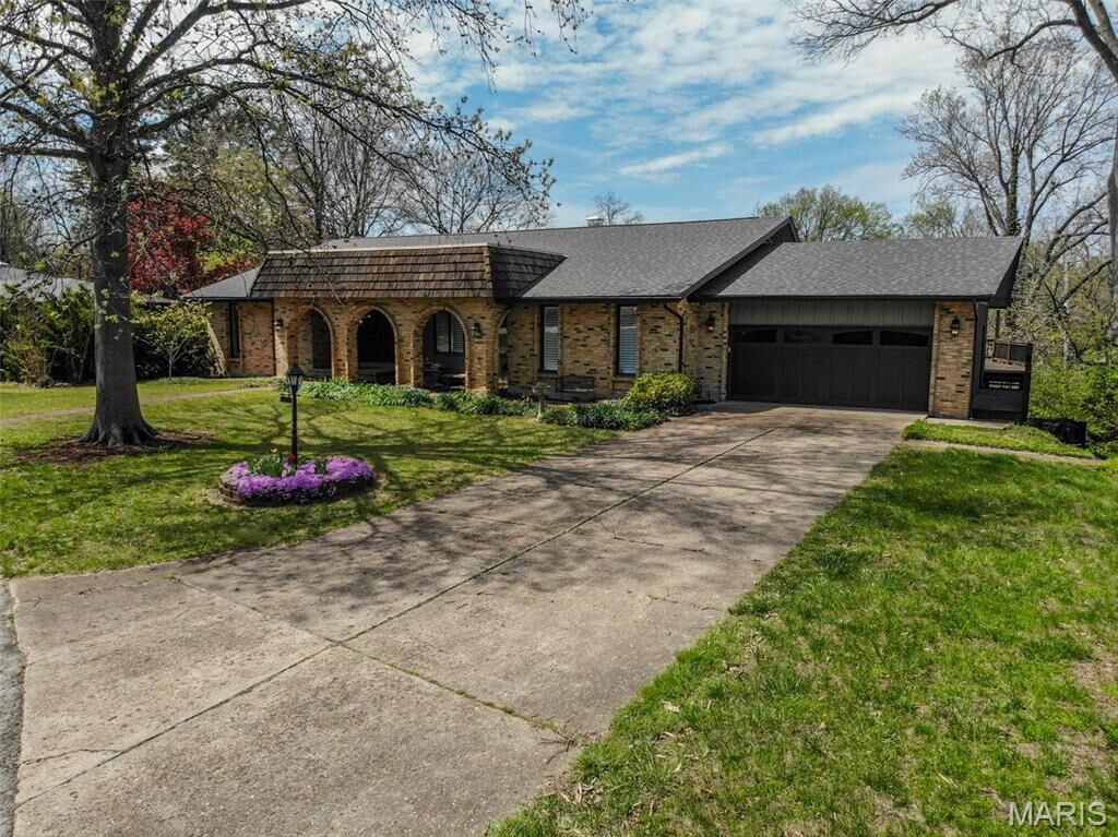 Property Photo:  10 Kings Pond Road  MO 63122 