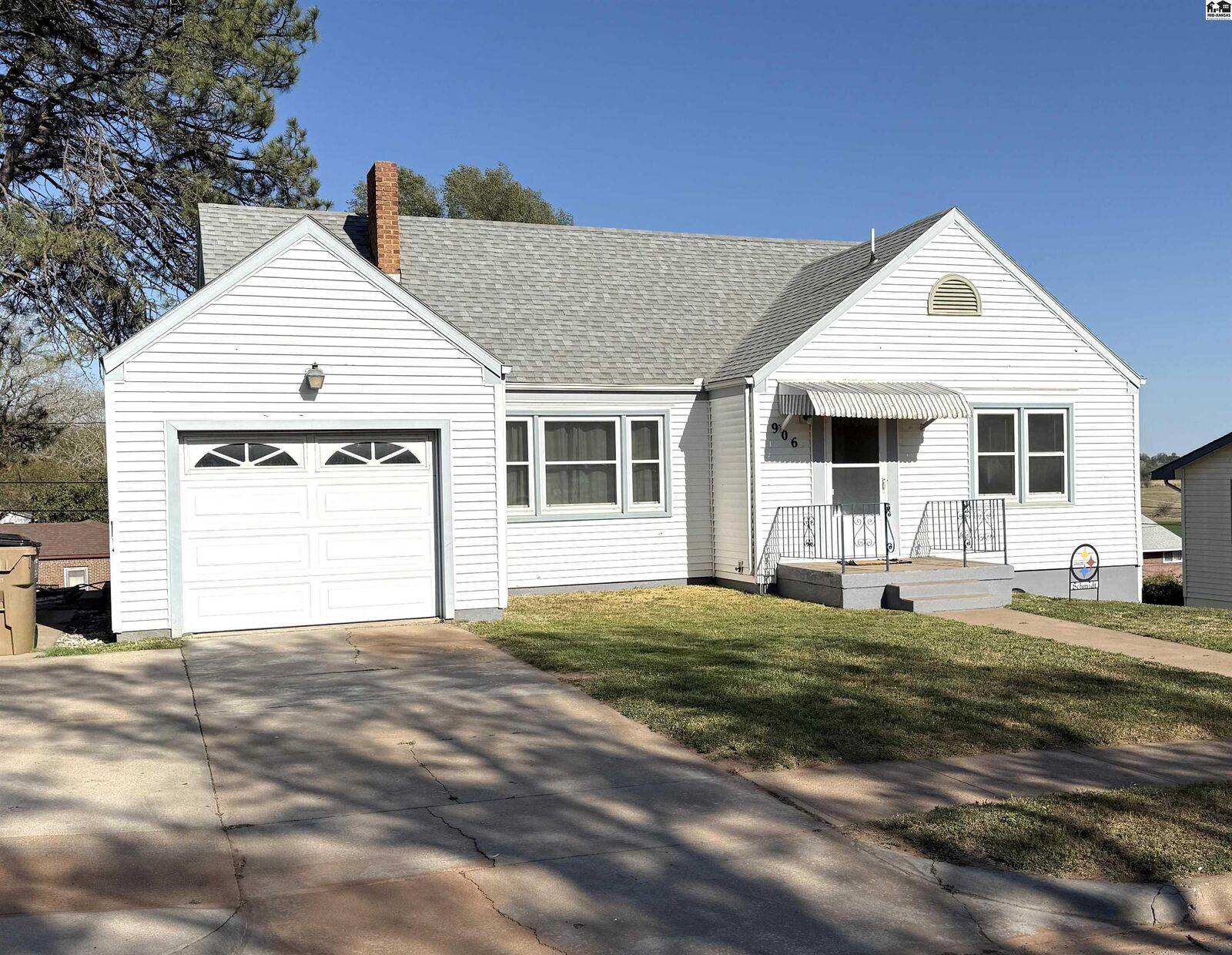 Property Photo:  906 N Cedar St  KS 67104 