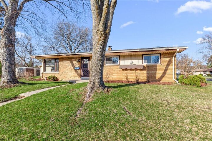 Property Photo:  603 Meadowbrook Dr  WI 53090 