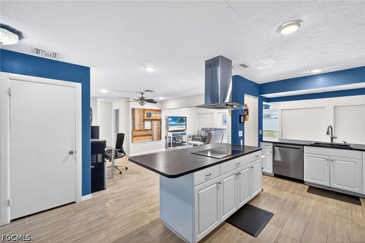 Property Photo:  4547 SE 11th Avenue  FL 33904 