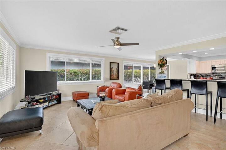 Property Photo: 533 98th Ave N FL 34108