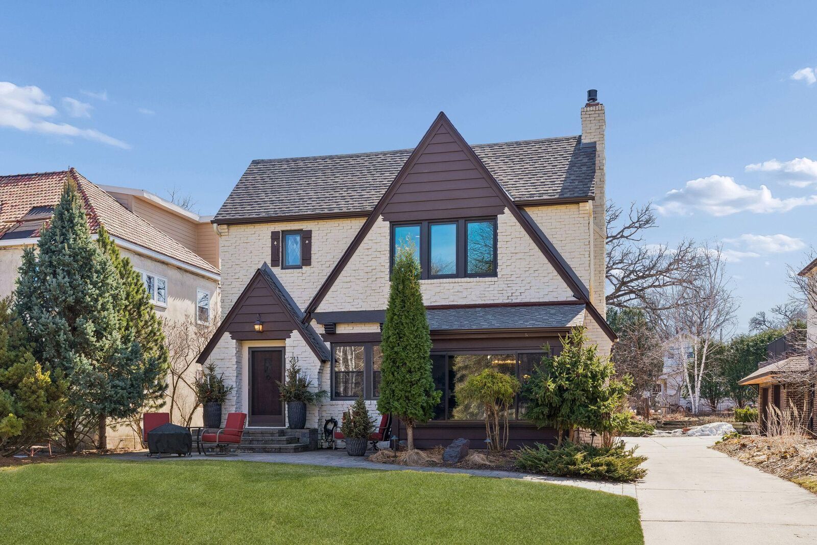 Property Photo:  211 W Minnehaha Parkway  MN 55419 