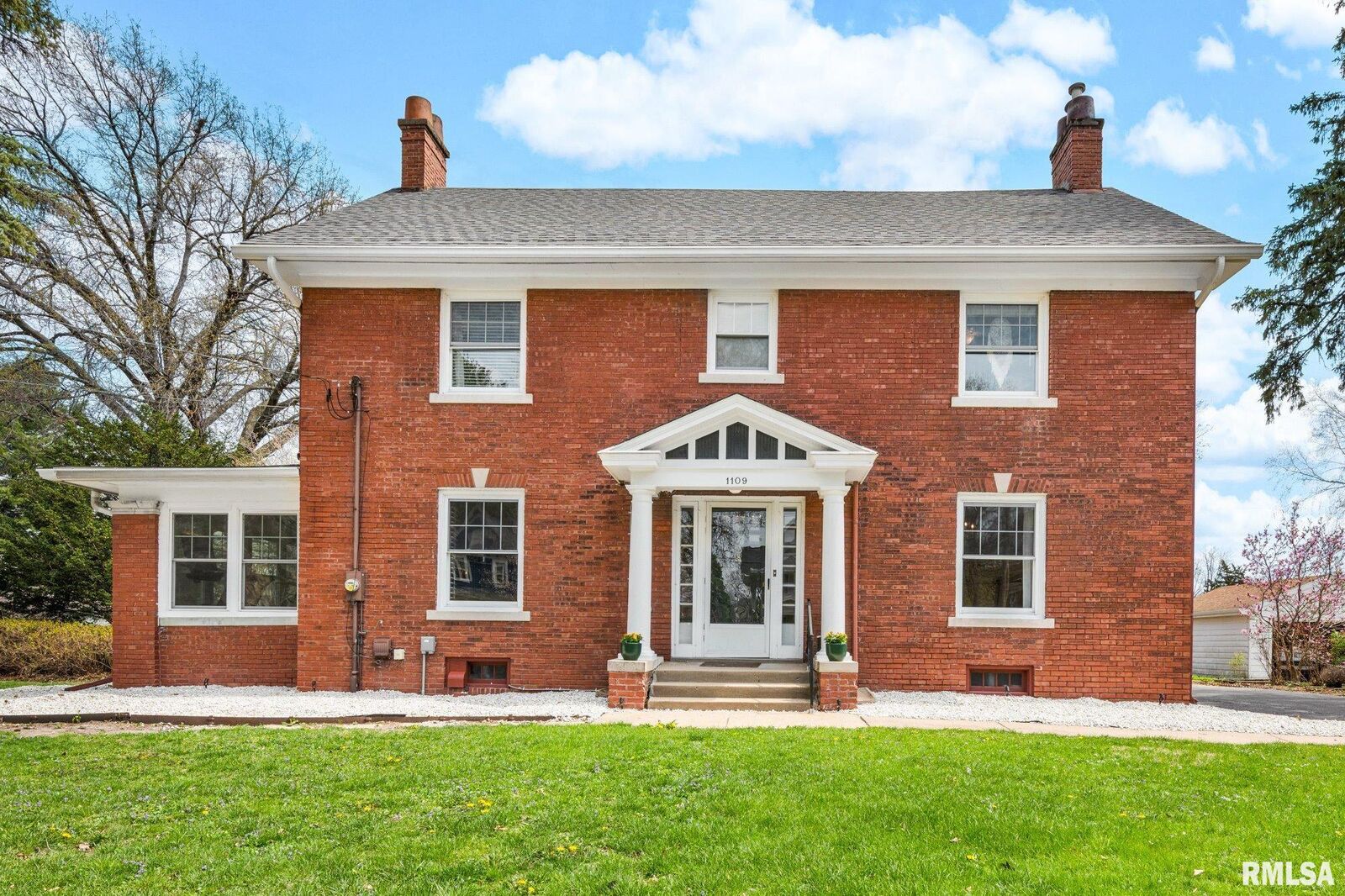 Property Photo:  1109 N Prairie Street  IL 61401 