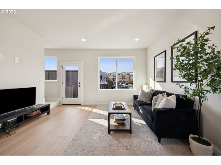 Property Photo: 1728 SE Sherrett St OR 97202