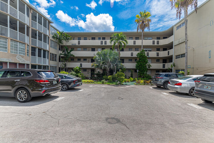 Property Photo:  1660 NE 191st Street Unit 311  FL 33179 