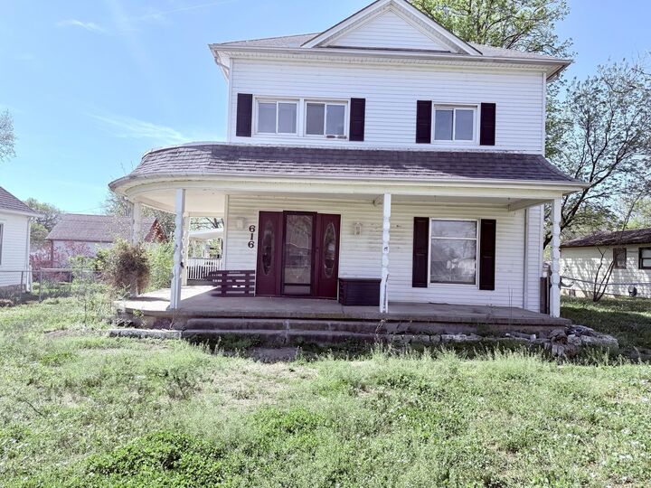 Property Photo:  616 E Lincoln Ave  KS 67152 