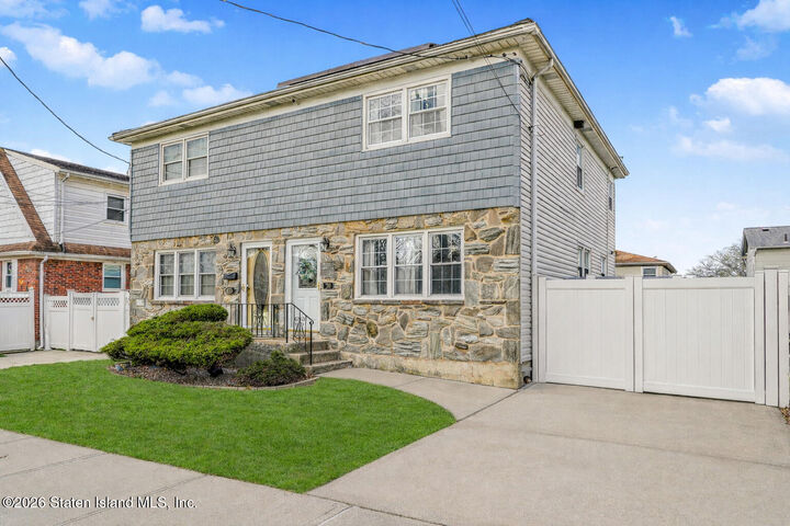 Property Photo:  79 Escanaba Avenue  NY 10308 