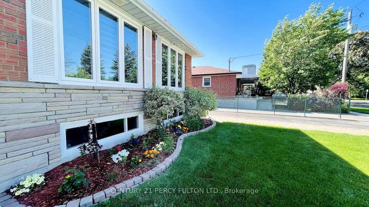 Property Photo:  10 Clementine Square  ON M1G 2V7 