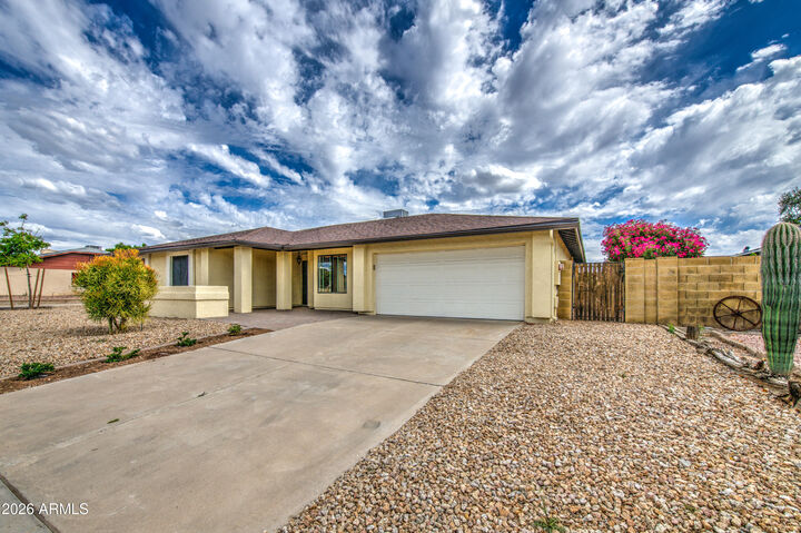 Property Photo:  5115 W Mercer Lane  AZ 85304 