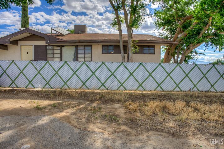 Property Photo:  2701 N Inyo Street  CA 93305 